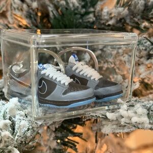 Stylish Gray Sneakers with White Accents